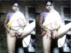Exclusive- Horny Indian Bhabhi Showing Her Pussy And Fingering