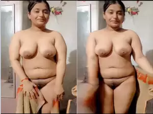 Sexy Desi Bhabhi Shows Her Nude Body