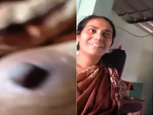 Desi Bhabhi Shows Boobs