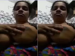 Desi Bhabhi Play With Her Big Boob