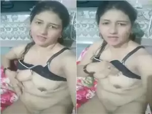 Desi Bhabhi Shows Boobs
