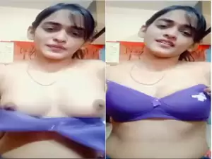 Desi Girl Shows Boobs