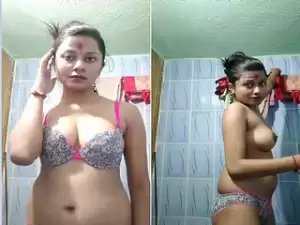 Desi Girl Shows Boobs