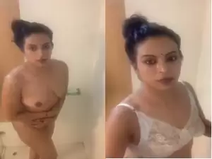 Desi Bhabhi Shows Boobs and Pussy