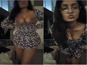 Desi Girl Shows Her Boobs
