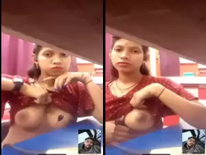 Desi Girl Shows Boobs