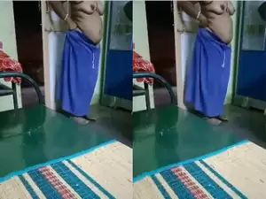 Desi Bhabhi Boobs Show