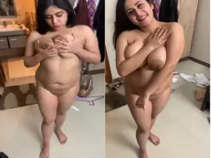 Sexy Desi Girl Shows Her Nude Body