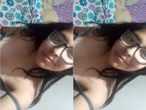 Desi Girl Shows Boobs