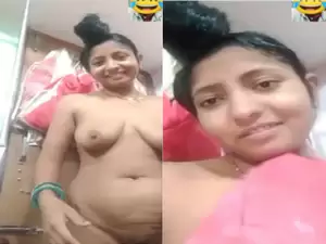 Desi Bhabhi Shows Nude Body On VC