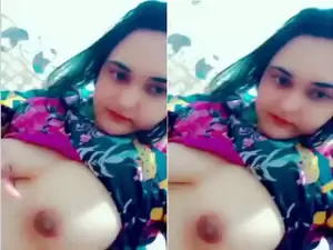 Desi Bhabhi Shows Boobs