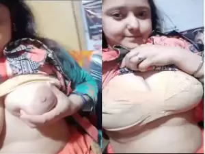 Desi Girl Shows Big Boobs