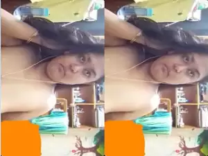 Desi Girl Shows Her Big Boobs
