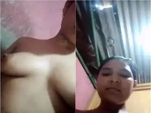 Desi Girl Bathing and Shows Boobs