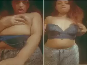 Desi Girl Sucking Boob
