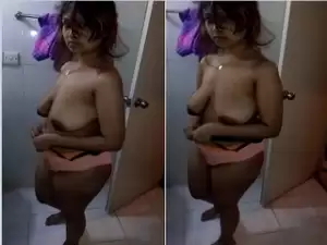 Desi Girl Shows Boobs