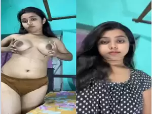 Sexy Desi Girl Shows her Nude Body