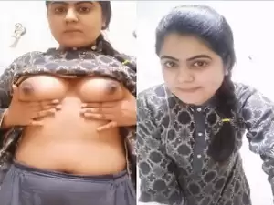 Desi Girl Shows Her boobs