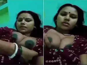Desi Vlg Bhabi Shows Boobs