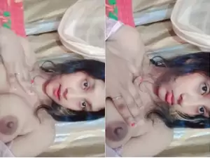 Sexy Desi Girl Shows Boobs