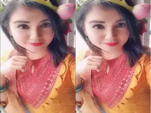Cute Desi Girl Shows her Boobs