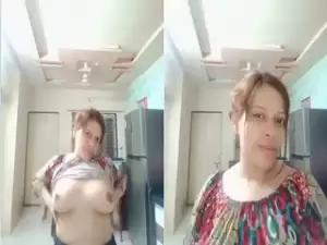 Desi Paki Girl Shows Boobs