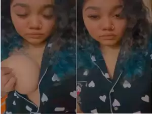 Desi Girl Shows Her Boobs And Pussy