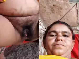 Horny Desi Bhabhi Shows Her Boobs and Pussy