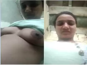 Desi Bhabhi Shows Boobs