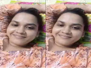 Desi Girl Shows Her Boobs
