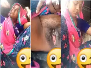 boudi showing pussy