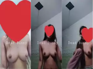 Desi Girl Shows Boobs