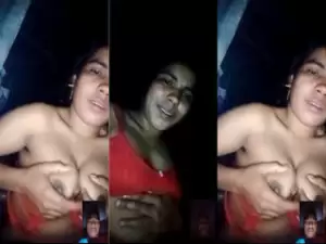 Desi Girl Shows Boobs