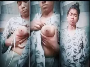 Desi Girl Shows Her Boobs