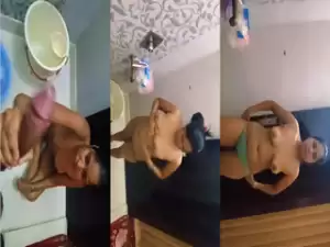 Desi Vlg Wife Bathing and Give Handjob