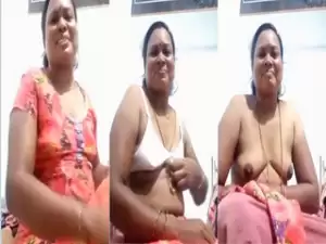 Desi Bhabhi Shows her Boobs