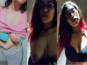 Horny Desi girl Shows her Boobs