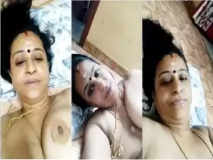 Mallu Aunty Shows her Boobs