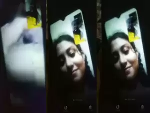 Sexy Desi Girl Shows her Boobs