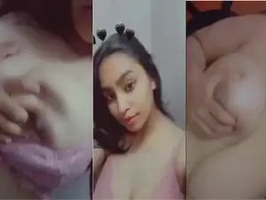 Desi Girl Shows Her Boobs and Pussy