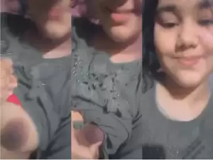 Desi Girl Shows Boobs