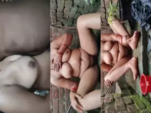 Desi Bhabhi Bathing and Romance