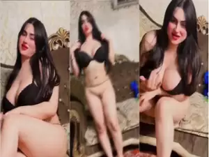 Paki Girl Shows Pussy