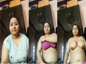 Desi Girl Shows her big Boobs