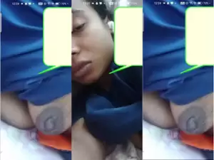 Desi Girl Shows Boobs