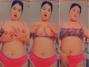 Desi Girl Play With her Boobs