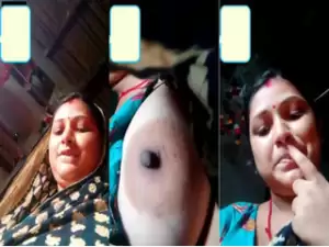 Desi Boudi Shows her Boobs and Pussy
