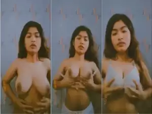 Desi Girl Shows her Boobs part 1
