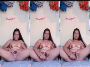 Desi Girl Shows Her Nude Body and Fingering