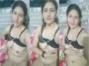 Paki Bhabhi Shows Her Boobs